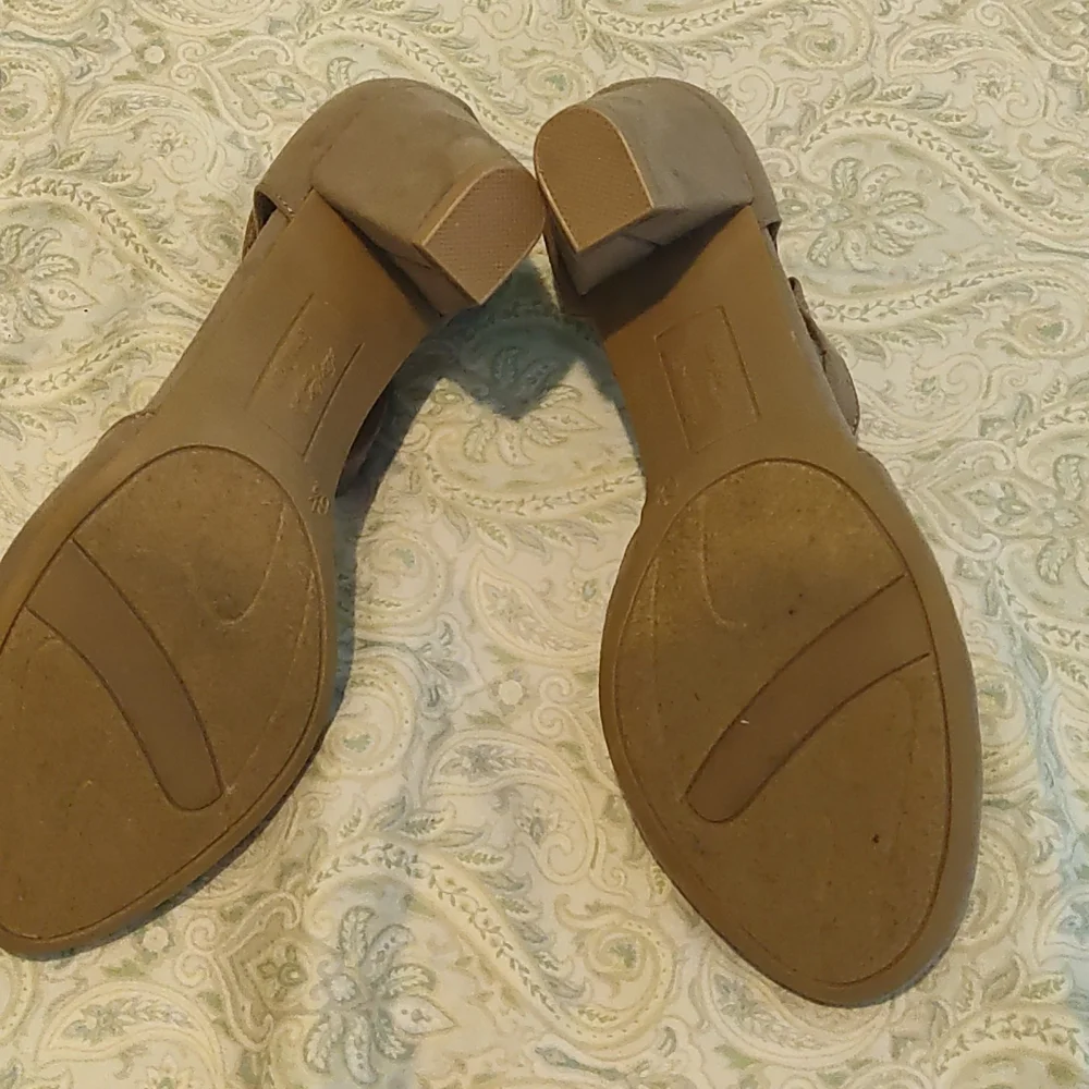 Heels - Picture 3 of 4